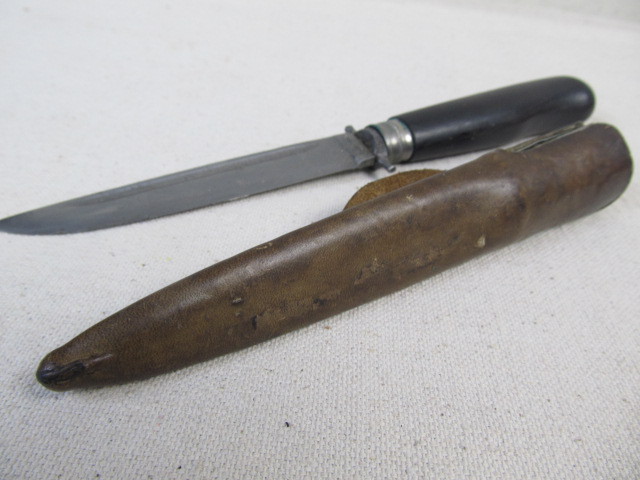 lot 15 image: Signed Vintage Swedish Hunting Knife wSheath