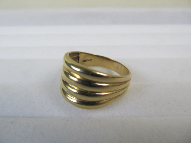 lot 16 image: Solid 10K Gold Ring - Size 9