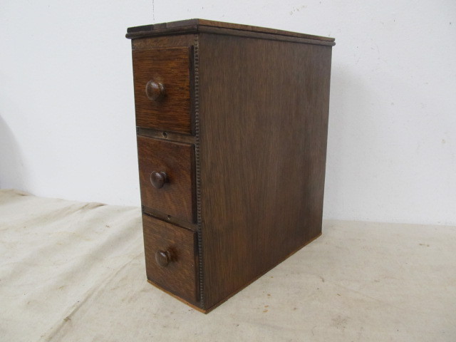 lot 27 image: Nice Old Wooden Small 3 Drawer Cabinet