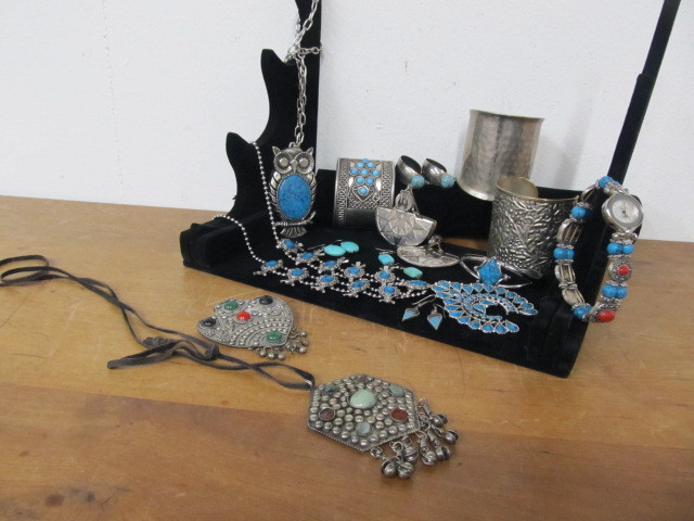 lot 29 image: NICE Lot of SouthwesternNative American Jewelry