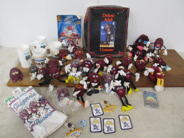 lot 30 image: LARGE Lot of Vintage 1980s CALIFORNIA RAISIN Toys & Collectibles