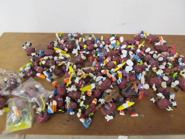lot 31 image: LARGE Lot of Vintage 1980s CALIFORNIA RAISIN Hard Rubber Toys