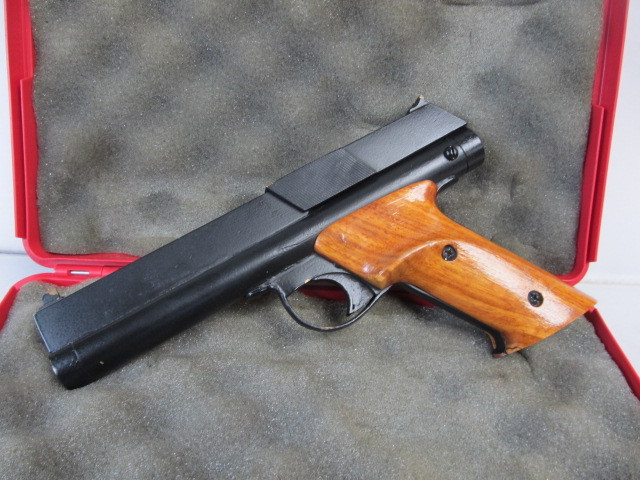 lot 82 image: Vintage FARCO Air Pistol wHard Case