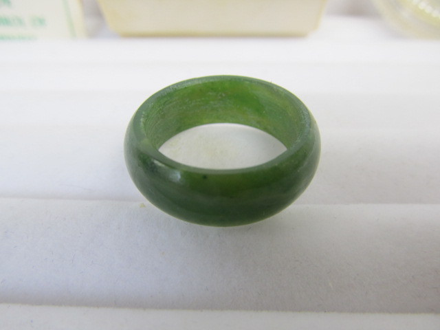 lot 91 image: Vintage Genuine Solid Jade Ring - Size 8