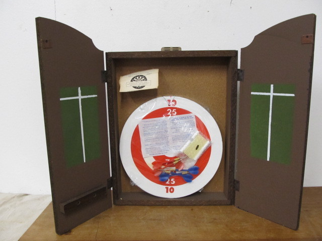 lot 114 image: NOS Vintage Patriotic Cork Dart Board Cabinet