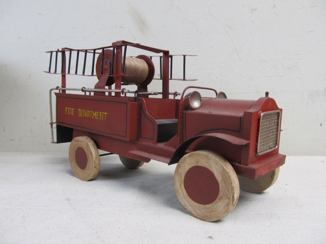 lot 124 image: Large 15.5 Vintage Style Metal Fire Engine