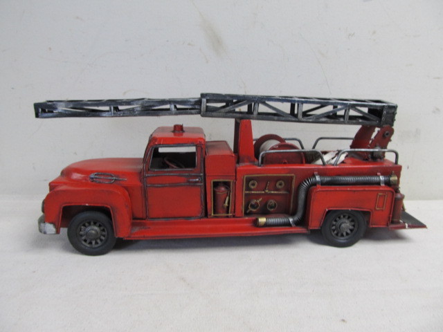 lot 123 image: Large 22 Vintage Style Metal Fire Engine