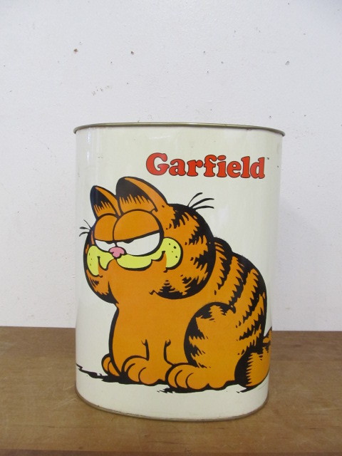lot 104 image: MINT Vintage 1970s GARFIELD Metal Trash Can