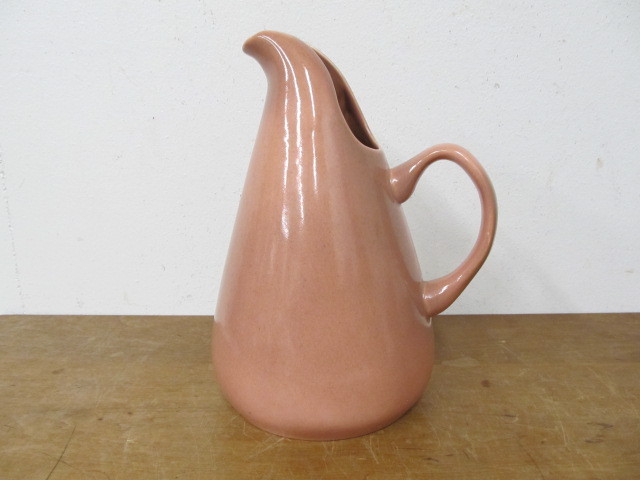lot 107 image: Vintage RUSSELL WRIGHT American Modern Coral Pitcher