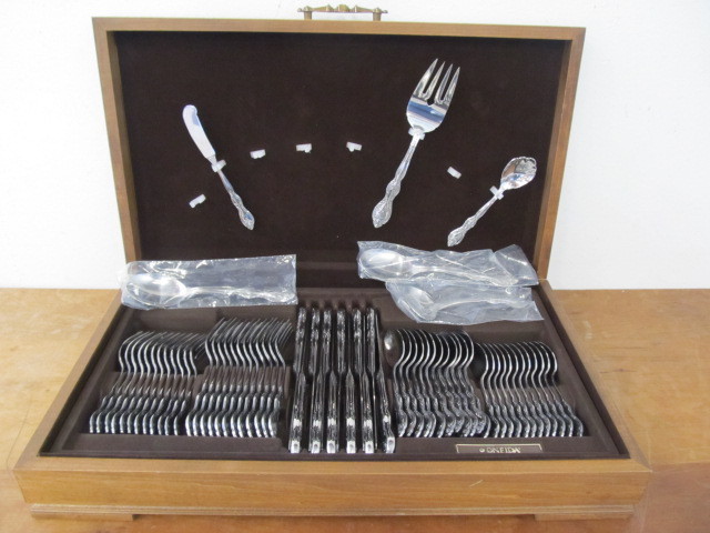 lot 45 image: BRAND NEW Unused ONEIDA Stainless Flatware Set