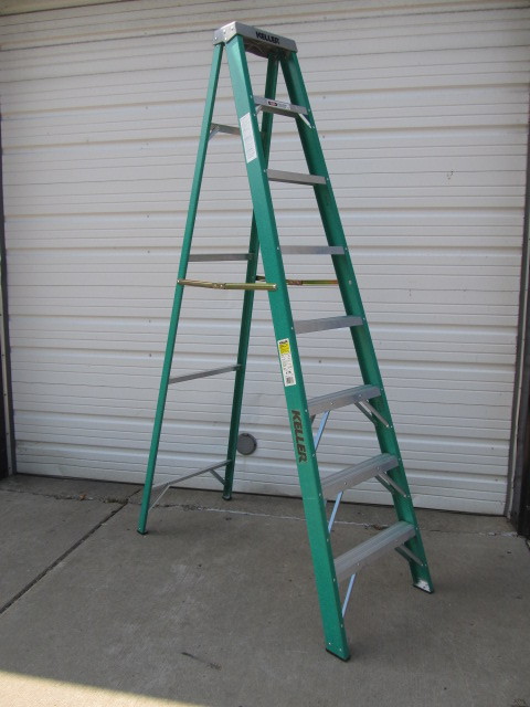lot 48 image: Like-New KELLER Fiberglass 8 Ladder