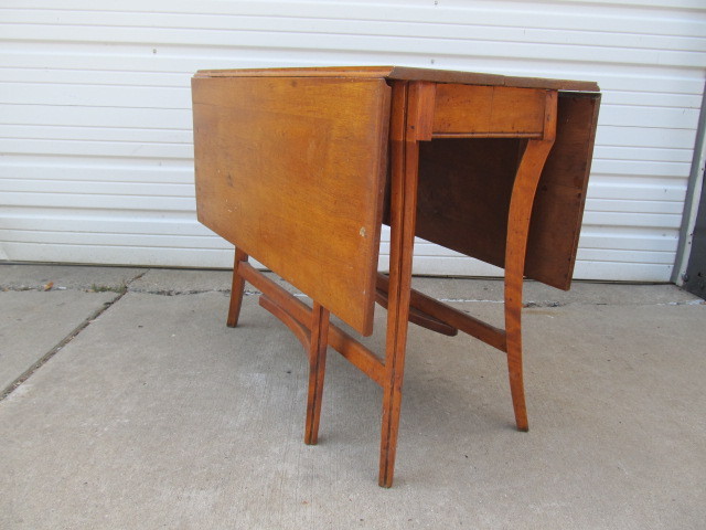 lot 51 image: Vintage 1930s Solid Maple Gate-Leg Drop Leaf Kitchen Table