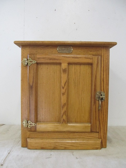 lot 58 image: Nice Simmons Hardware WHITE CLAD Oak Cabinet
