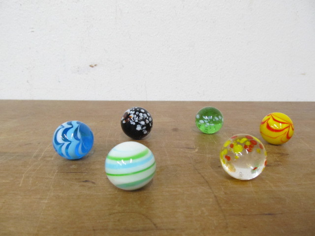 lot 69 image: Vintage Glass Marble Collectible Shooters