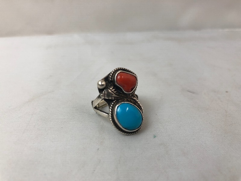 lot 185 image: Beautiful Vintage Sterling Silver Turquoise & Red Coral Ring