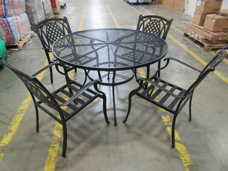 lot 8 image: DAVENPORT 48 ROUND STEEL DINING TABLE & 4 BELCOURT METAL CHAIRS
