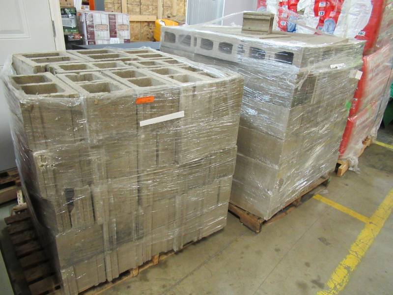 lot 51 image: 2 PALLETS OF MIXED CINDER BLOCKS