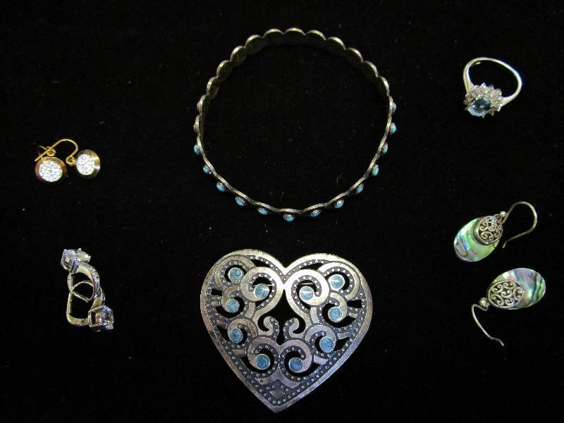 lot 104 image: WEARABLE STERLING JEWELRY 27 GRAMS