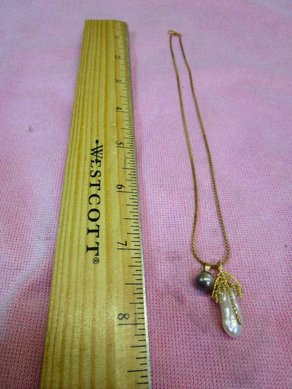lot 119 image: 14K 15 SERPENTINE CHAIN WITH 2 CULTURED PEARL PENDANTS, 5.4 GRAMS