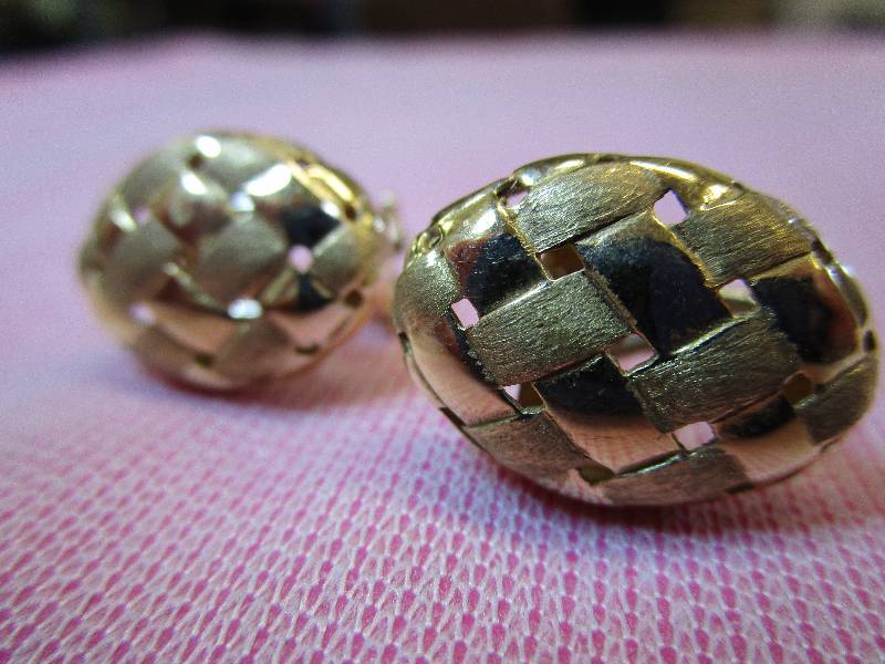 lot 131 image: 14K ITALIAN WOVEN BASKET STYLE OVAL OMEGA BACK EARRINGS, 7.2 GRAMS.