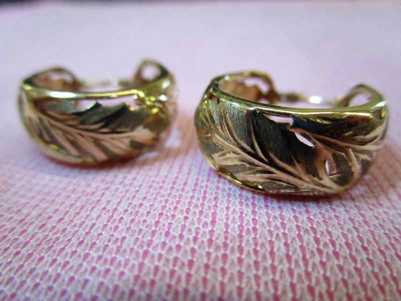 lot 132 image: 14K ITALIAN YELLOW GOLD CUT-OUT LEAF DESIGN HOOPS, 5.3 GRAMS.