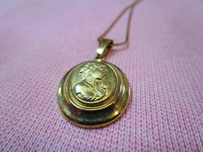 lot 136 image: 14K YELLOW GOLD 15 COBRA CHAIN WITH 14K CAMEO PENDANT, 4.6 GRAMS.