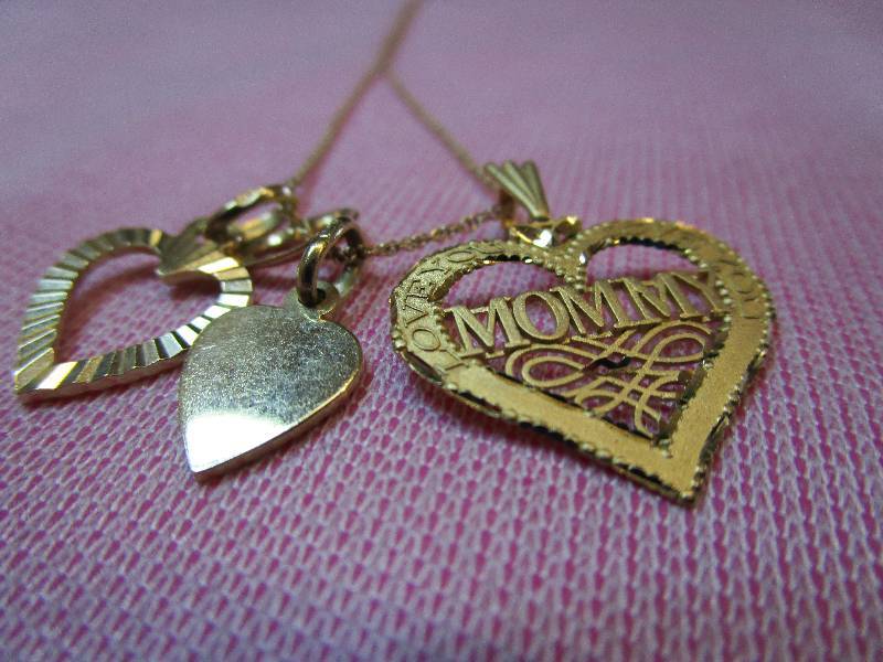 lot 137 image: 14K YELLOW GOLD 16 NECKLACE WITH 4 HEART CHARMS, 4.3 GRAMS