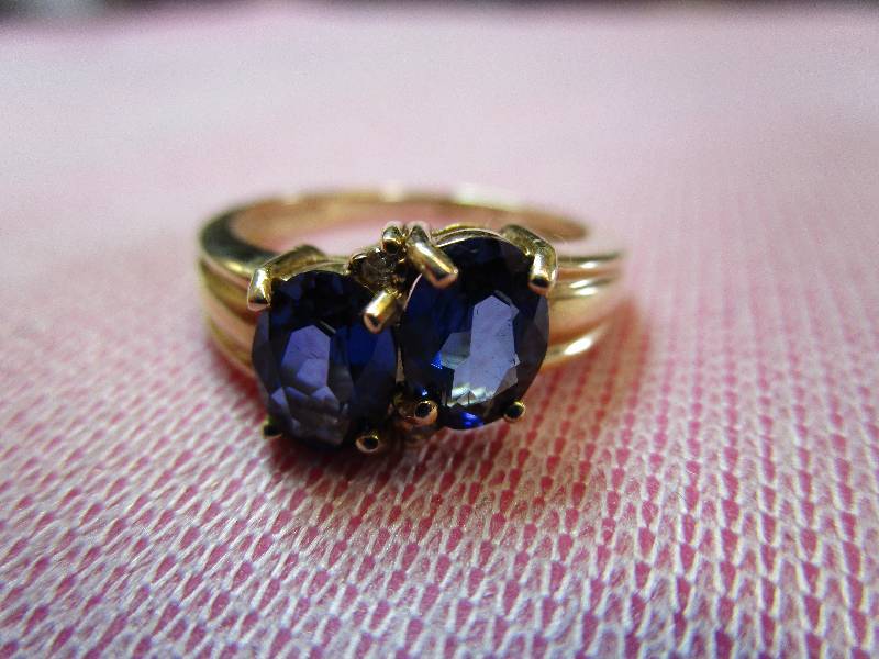 lot 142 image: 14K YELLOW GOLD SIZE 7.5 BLUE  WHITE CZ DIAMONIQUE RING, 3.8 GRAMS
