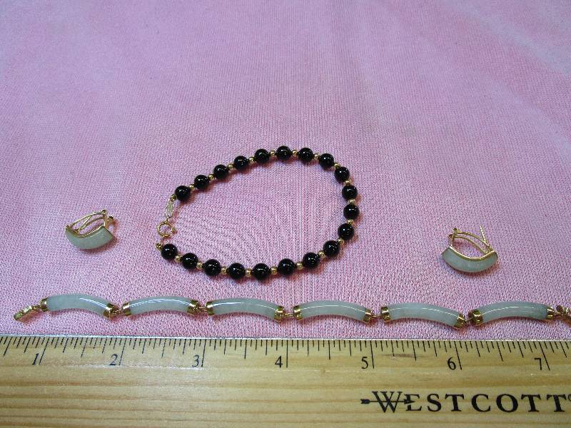 lot 147 image: 14K YELLOW GOLD JADE AND ONYX COLLECTION, 21.8 GRAMS