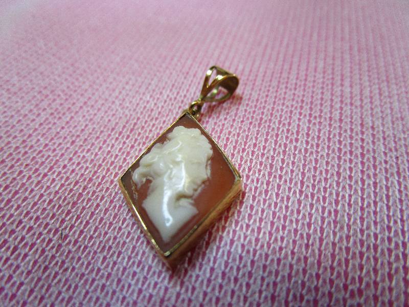 lot 150 image: 18K YELLOW GOLD ITALIAN CAMEO PENDANT WITH BOX, 1.2 GRAMS