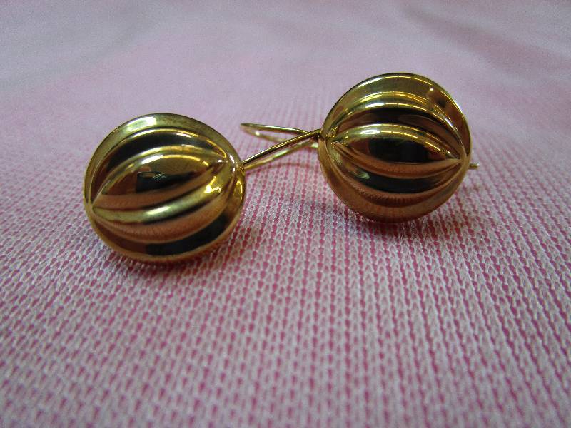 lot 160 image: 18K YELLOW GOLD HANA DROP EARRINGS, 2.4 GRAMS