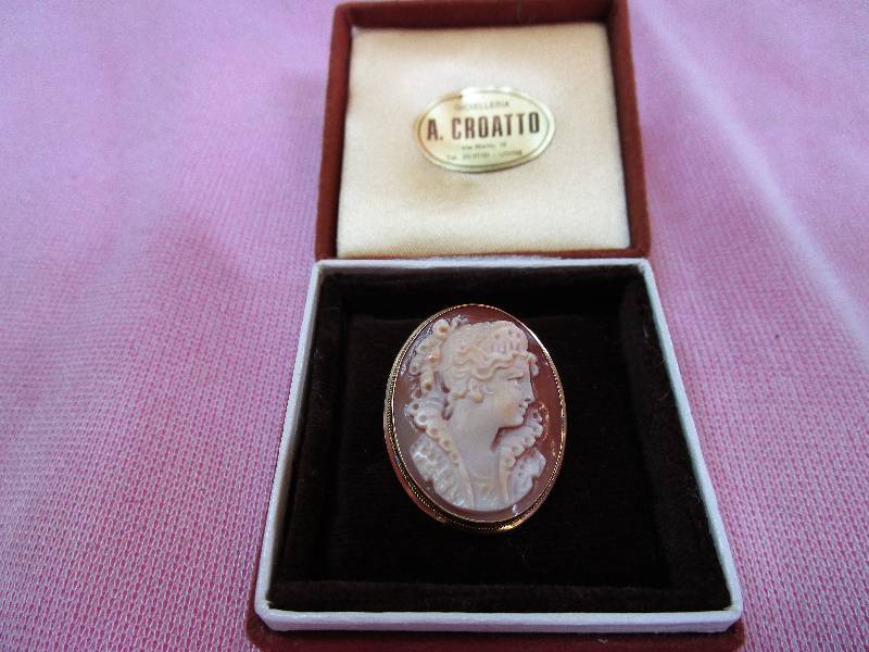 lot 161 image: 18K YELLOW GOLD ITALIAN CAMEO PINPENDANT, 3.3 GRAMS