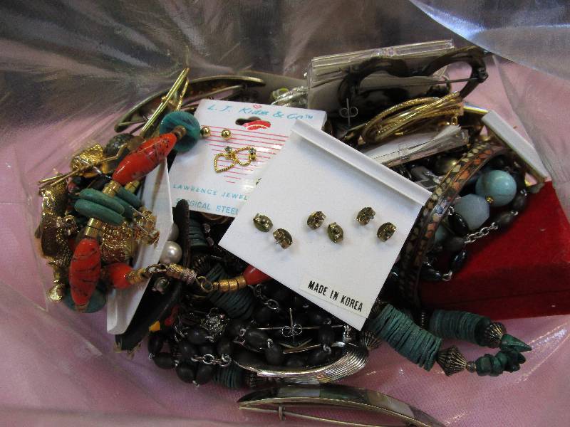 lot 168 image: COSTUME JEWELRY TREASURE BAG