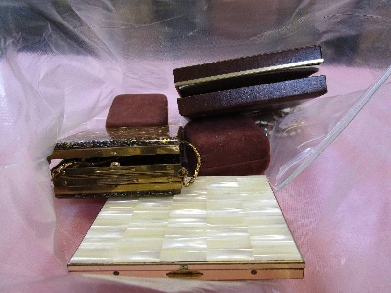 lot 171 image: VINTAGE GOLD FILL JEWELRY AND VINTAGE COMPACTS