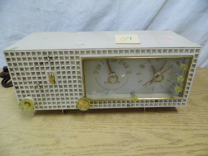lot 59 image: Royal Six Radio