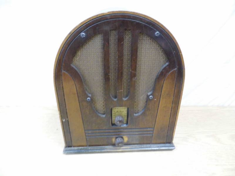 lot 60 image: Philco Radio