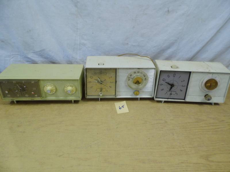 lot 65 image: Lot of 3 Radios
