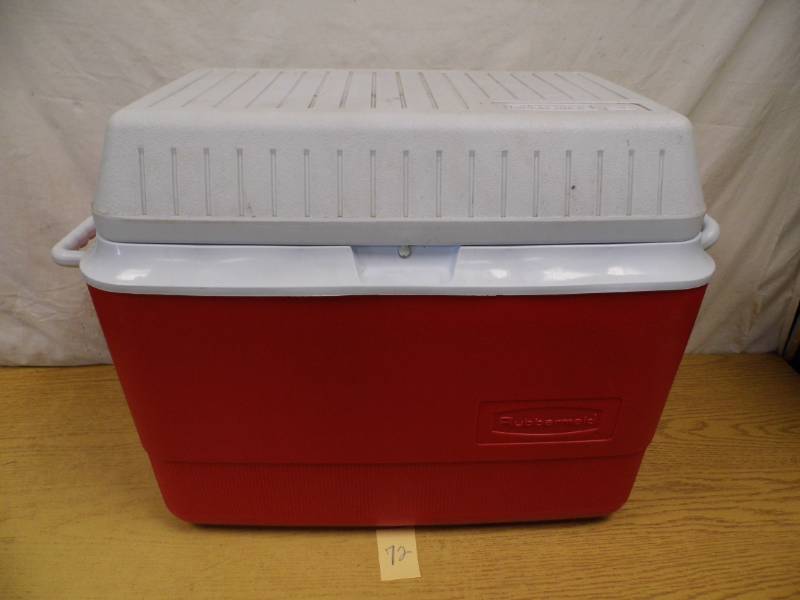 lot 72 image: Rubbermaid Cooler
