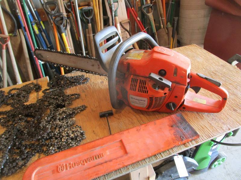 lot 23 image: Husqvarna Chainsaw w16 Sharpened Chains & Bar Oil