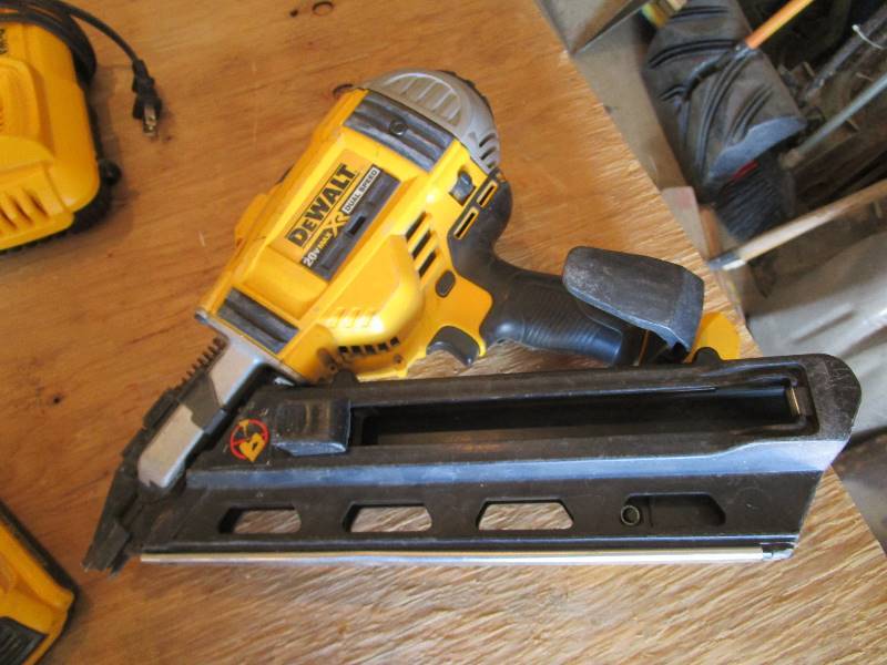 lot 24 image: 20v DeWalt 2-3 12 Nailer
