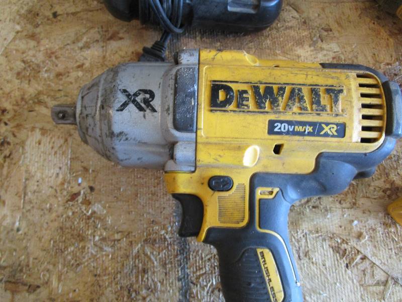 lot 31 image: 20v DeWalt Impact & Light