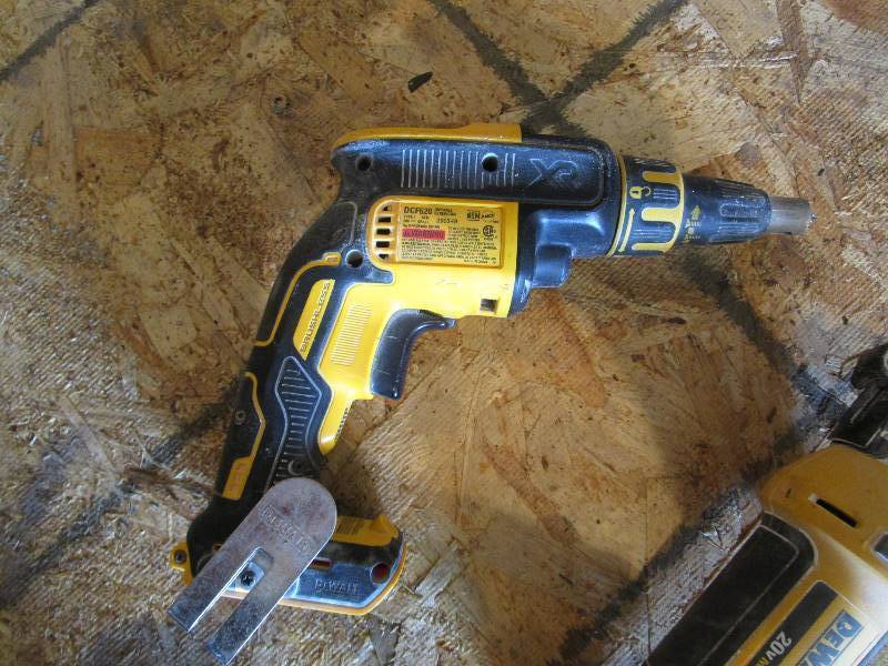 lot 32 image: 20v DeWalt Screw Gun & Cut Out Tool