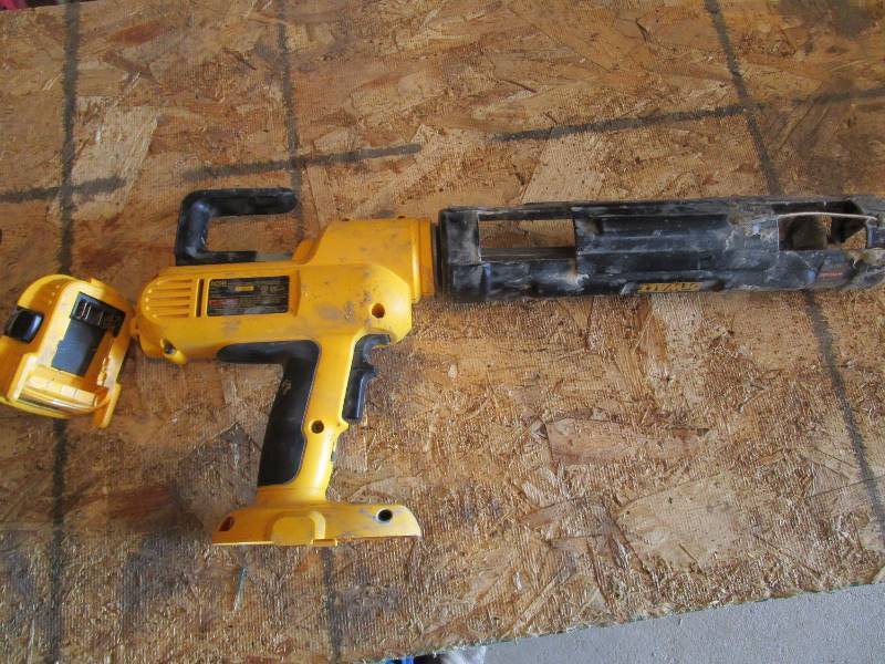 lot 33 image: 18v DeWalt Caulk Gun & 18v to 20v Adapter