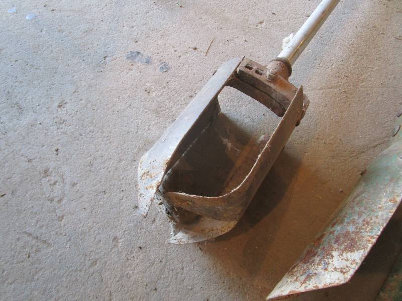 lot 66 image: (3) Post Hole Diggers (2) Spades