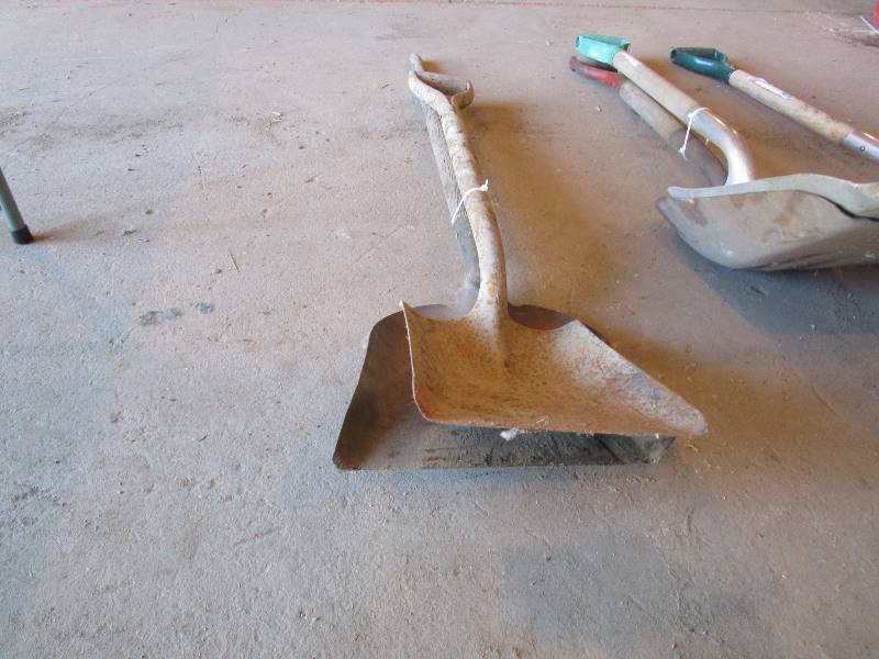 lot 73 image: Misc Shovels