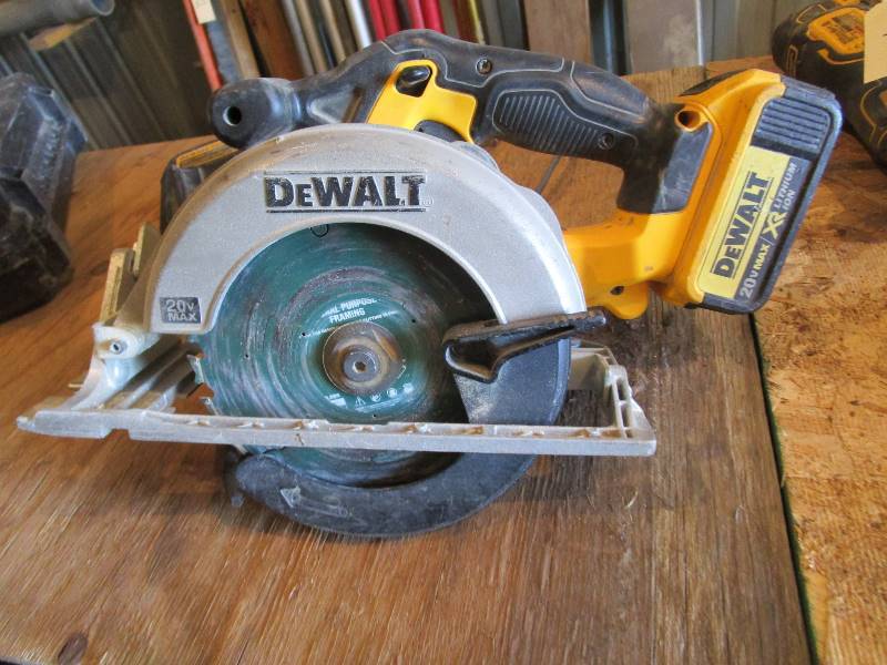 lot 75 image: DeWalt 20v Circular Saw & Dual Charger