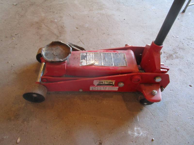 lot 104 image: 3 12 ton Floor Jack