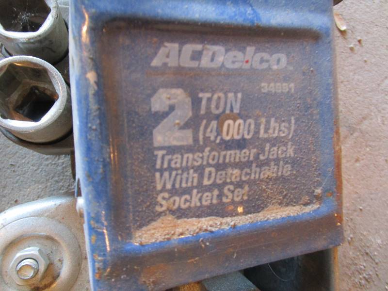 lot 107 image: 2 ton Floor Jack