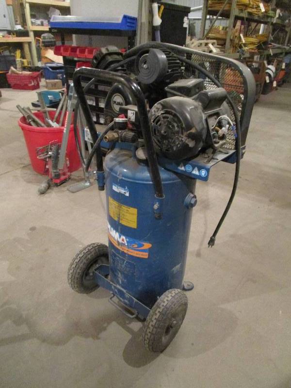 lot 20 image: Puma 20 gal Air Compressor