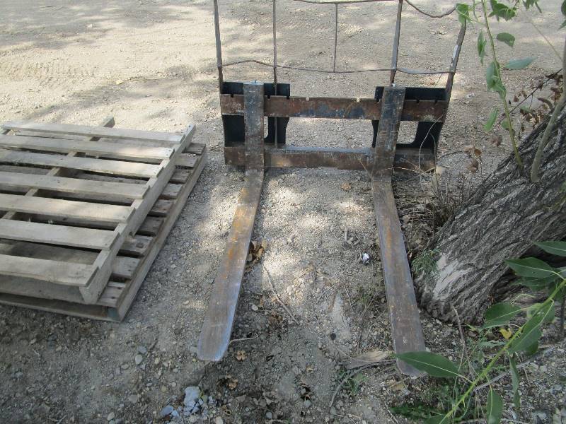 lot 3 image: Skid Steer Pallet Forks